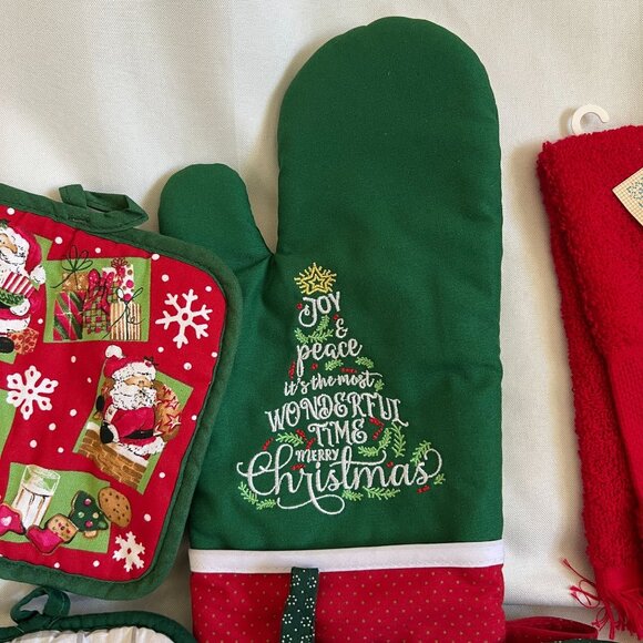 Set Of Christmas Kitchen Linens & Accessories Including Oven Mitts Pot Holders T - Picture 4 of 9